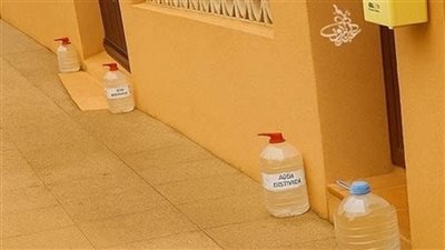 هل تعرف لماذا يضع الأشخاص في أسبانيا قوارير المياه الكبيرة خارج أبواب منازلهم؟ 
